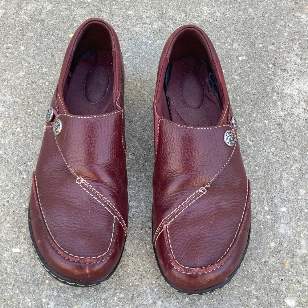 Clarks Bendables Womens 9M Burgundy Leather Slip On Loafers Button Detail 63066